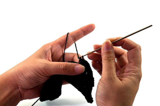 Artystka haftująca detal